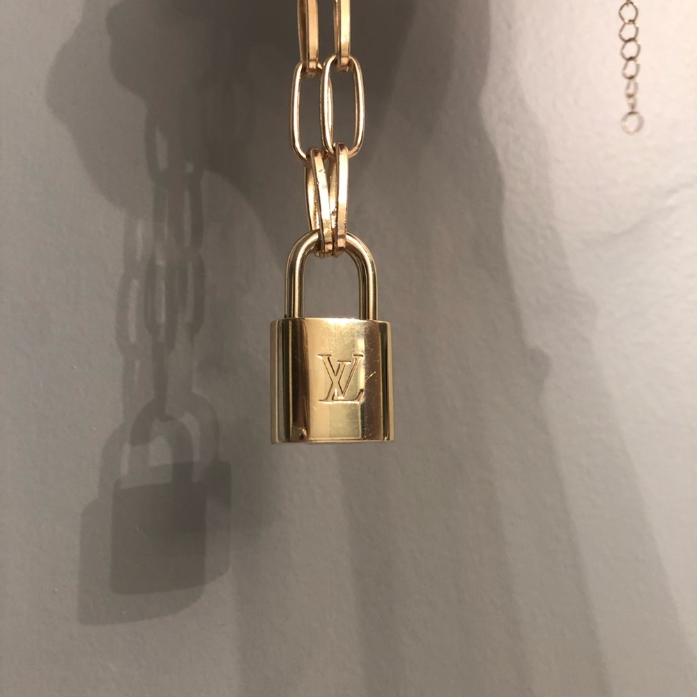 BRAND NEW LOUIS VUITTON PADLOCK NECKLACE AUTH.